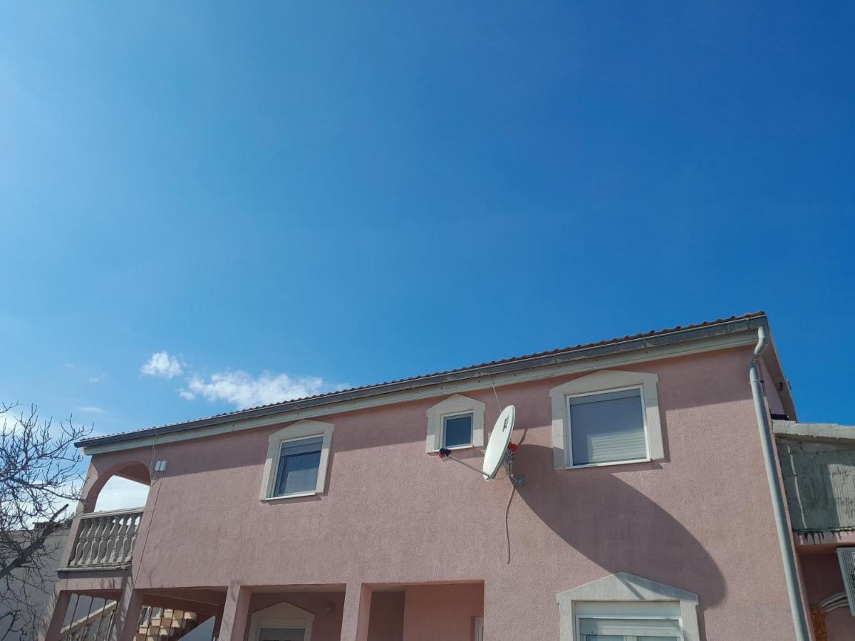 Caliente Apartments Vir A Exterior photo